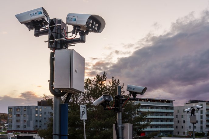 Kameraet viser, at der er nummerpladegenkendelse (ANPR) i området – og har du aktiveret automatisk betaling i appen, skal du blot køre ind og ud. Nemmere bliver det ikke.