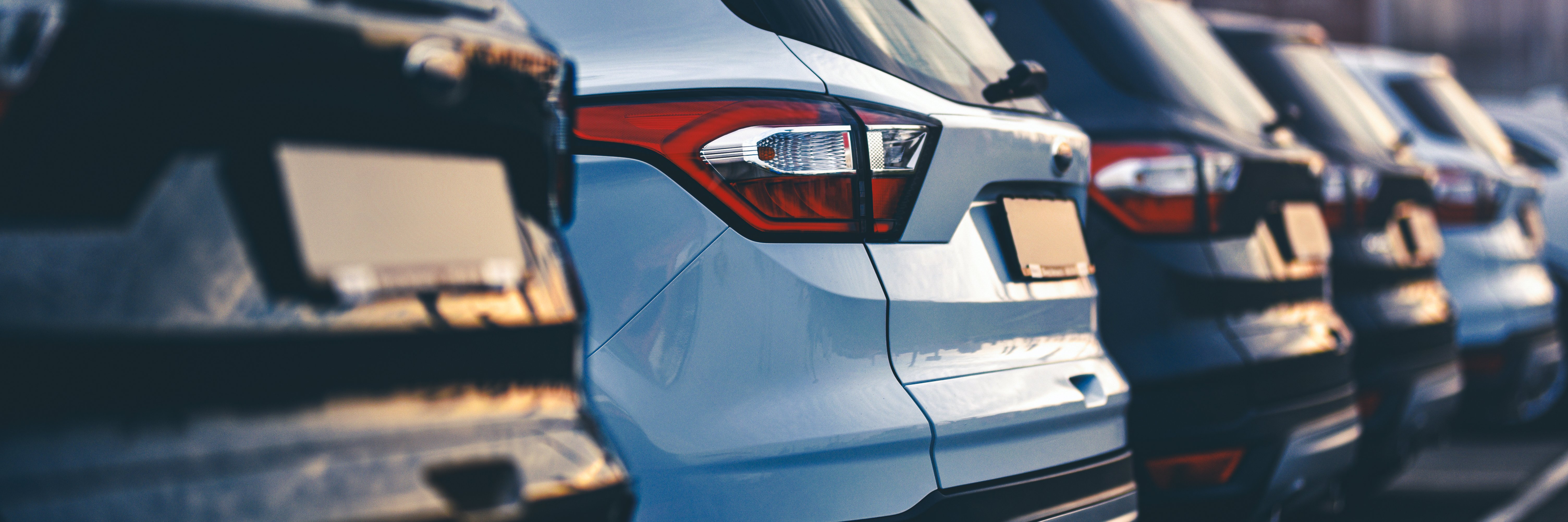 Række af parkerede biler. Med APCOA FLOW-appen finder du hurtigt og nemt parkeringspladser i nærheden af dig.