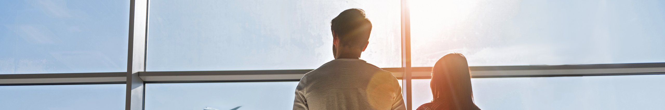 Lufthavnspassagerer med bagage, der kigger ud på rullebanen fra lufthavnens inderside. Illustration af sømløs lufthavnsparkering. 