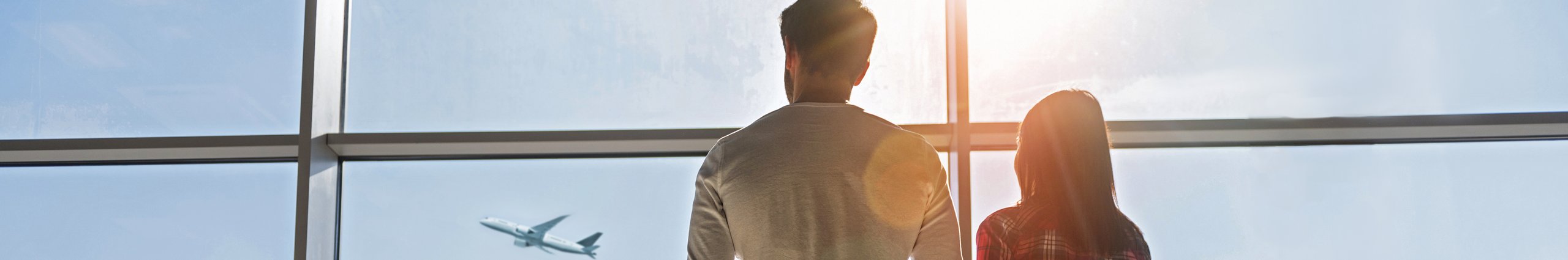 Lufthavnspassagerer med bagage, der kigger ud på rullebanen fra lufthavnens inderside. Illustration af sømløs lufthavnsparkering.