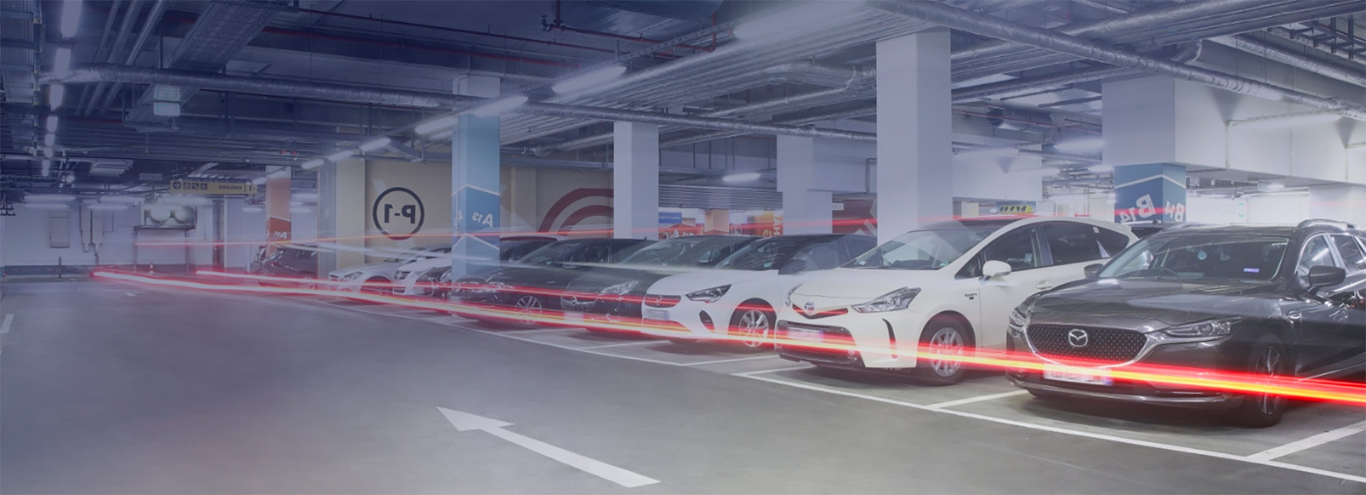 Parkeringshus med parkerede biler